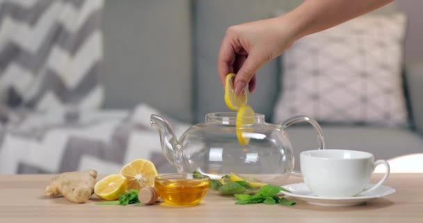 Főzés Ízletes Tea Mentával Citrom Méz Gyömbér Otthon — Stock videók