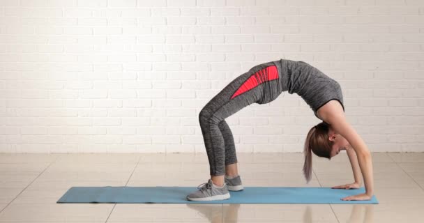 Jeune Femme Sportive Faisant Des Pilates Dans Salle Gym — Video