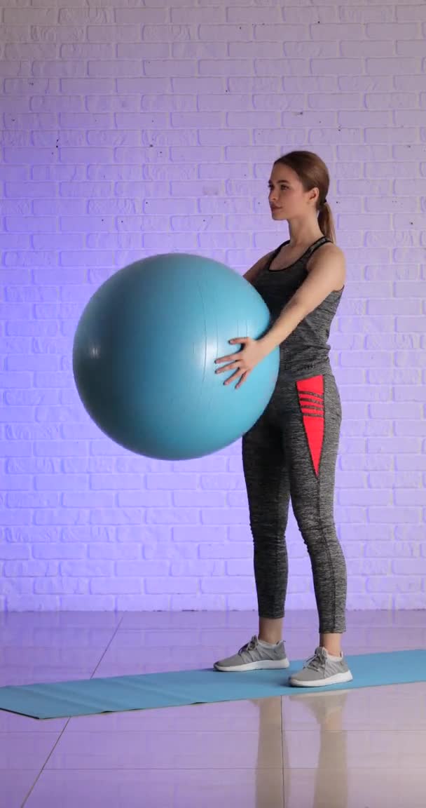 Sportowa Młoda Kobieta Robi Pilates Fitball Siłowni — Wideo stockowe