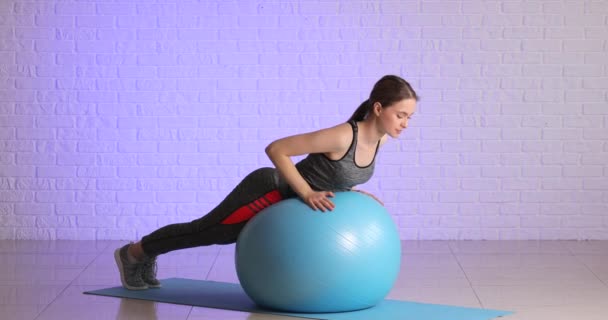 Sportliche Junge Frau Macht Pilates Mit Fitball Fitnessstudio — Stockvideo