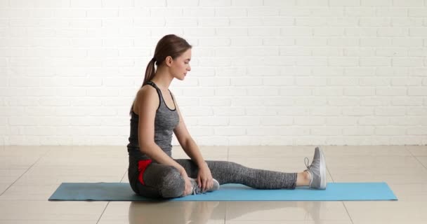 Sportig Ung Kvinna Gör Pilates Gymmet — Stockvideo