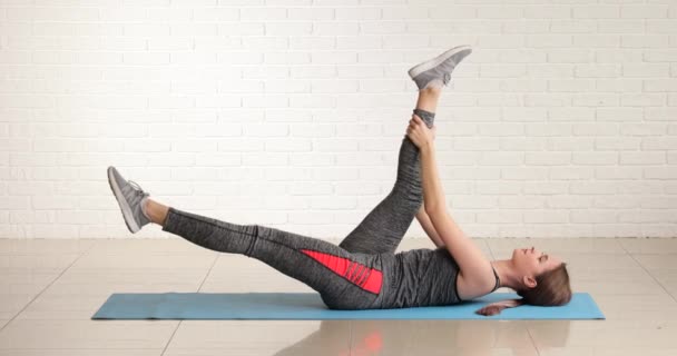 Spor Salonunda Pilates Yapan Genç Bir Kadın — Stok video