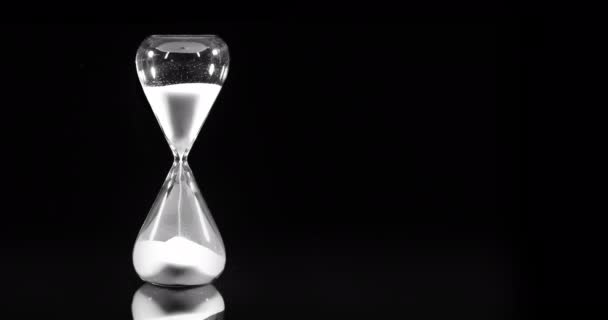 Timeglas Med Hælde Sand Sort Baggrund – Stock-video