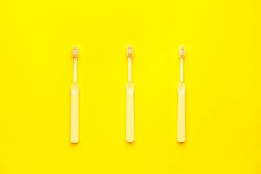 Renk arka plan üzerinde diş fırçaları