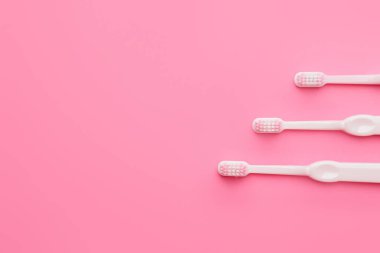 Renk arka plan üzerinde diş fırçaları