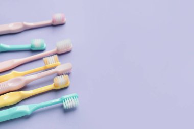 Renk arka plan üzerinde diş fırçaları