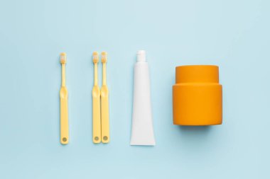 Diş fırçası ve yapıştırma renk arka plan üzerinde