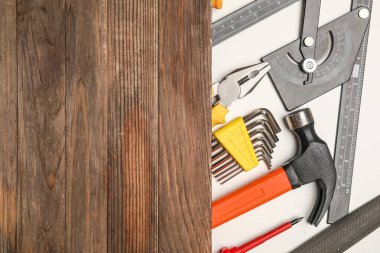 Beyaz arkaplanda inşaat aletleri ve ahşap tahta seti