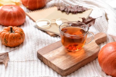 Yatakta bir fincan viburnum çayı