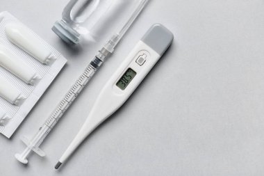 Işık arkaplanındaki çare ve termometre