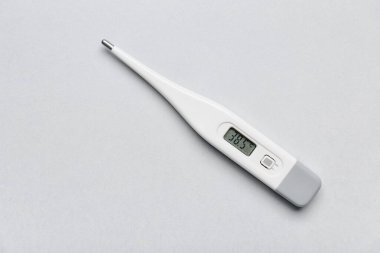 Işık arkaplanındaki elektronik termometre