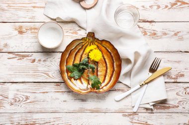 Beyaz ahşap arka planda Şükran Günü kutlaması için güzel bir masa.