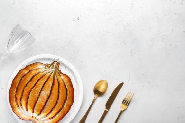 Beyaz arka planda Şükran Günü kutlaması için güzel bir masa.