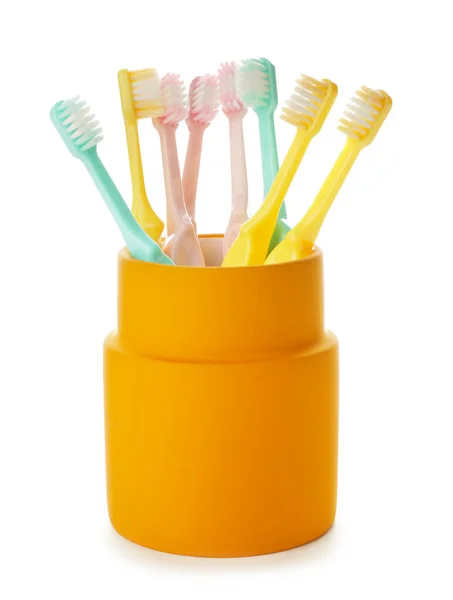 Tasse Mit Verschiedenen Zahnbürsten Auf Weißem Hintergrund — Stockfoto