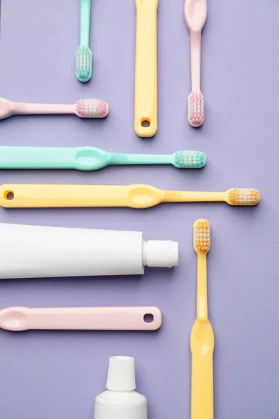 Diş Fırçası Yapıştırma Renk Arka Plan Üzerinde — Stok fotoğraf