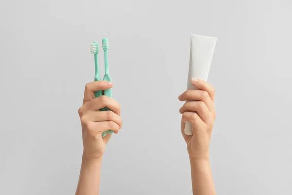 Mãos Femininas Com Escovas Dentes Colar Fundo Claro — Fotografia de Stock