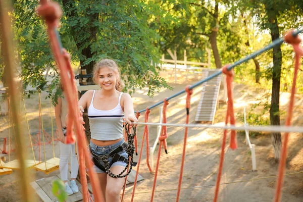 Adolescente Escalando Parque Aventura — Fotografia de Stock