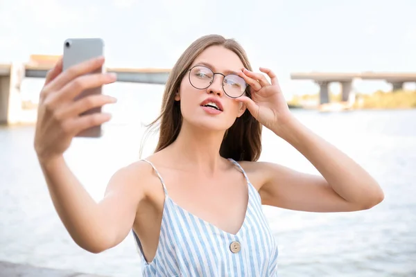 Schöne Junge Frau Macht Selfie Flussnähe — Stockfoto
