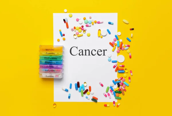 纸单张 有单词Cancer和彩色背景药丸 — 图库照片