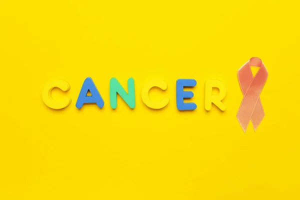 Parola Cancro Nastro Dorato Sfondo Colore — Foto Stock
