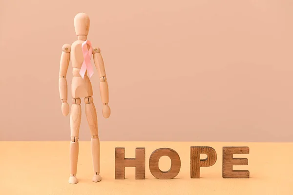 Μανεκέν Ροζ Κορδέλα Και Λέξη Hope Στο Φόντο Χρώμα — Φωτογραφία Αρχείου