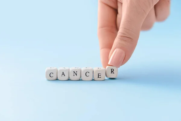 Vrouwelijke Hand Met Woord Cancer Kleur Achtergrond — Stockfoto