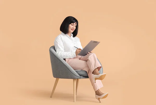 Portrait Female Psychologist Sitting Armchair Color Background — Stock Photo, Image