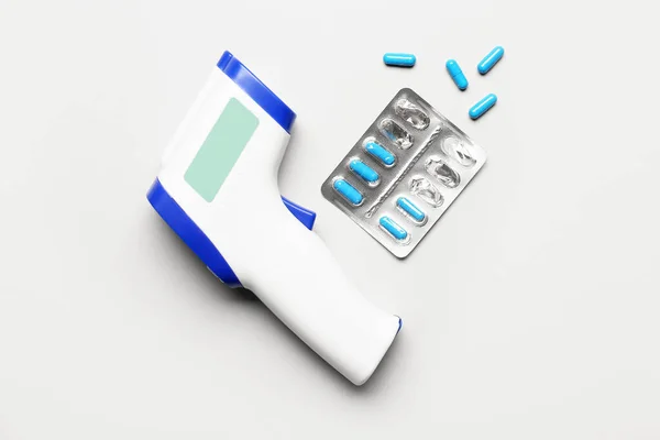 Termometro Infrarossi Pillole Sfondo Chiaro — Foto Stock