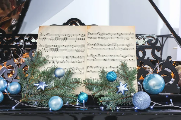 Grand Piano Dekorerad Till Jul Rummet — Stockfoto