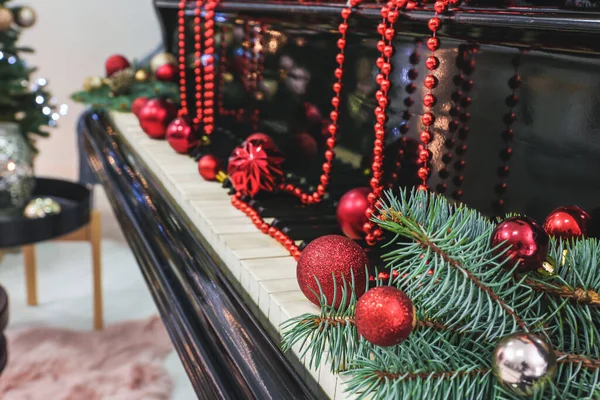 Velký Klavír Zdobený Vánocům Detailní Záběr — Stock fotografie