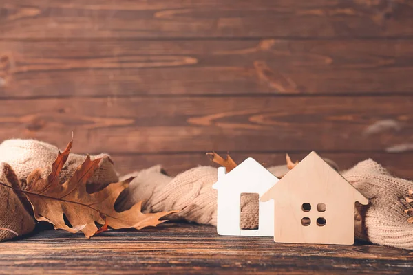 Hausfiguren Herbstblätter Und Ein Warmer Schal Auf Dem Tisch Konzept — Stockfoto