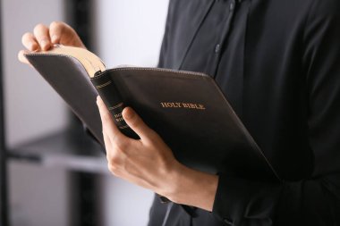 Adam kutsal kitabı okuyor, yakın plan.