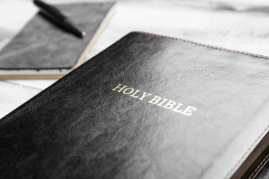 Kutsal İncil açık ahşap masada.