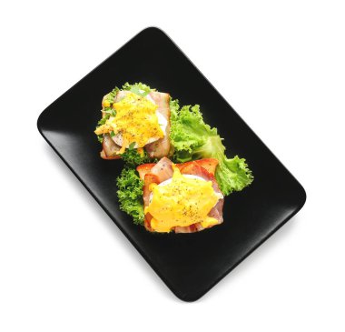 Beyaz arka planda lezzetli yumurtalı Benedict tabağı.