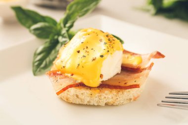 Benedict yumurtalı tabak, masada, yakın plan.