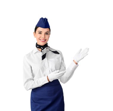 Güzel hostes beyaz arka planda bir şey gösteriyor.