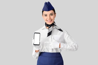 Cep telefonlu güzel bir hostes.