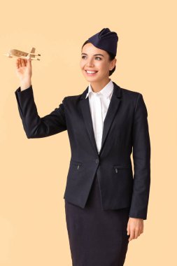 Renkli arka planda güzel hostes