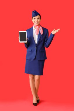 Renkli tablet bilgisayarlı güzel hostes