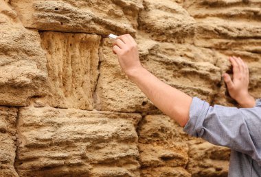 Ağlama Duvarına not bırakan adam