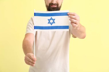 Renkli arka planda İsrail bayrağı olan adam