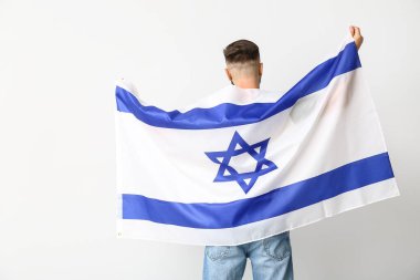 Hafif arka planda İsrail bayrağı olan adam, arka plan