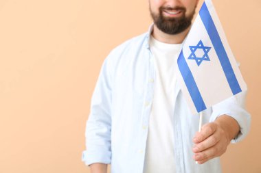 Arka planda İsrail bayrağı olan adam, yakın plan.