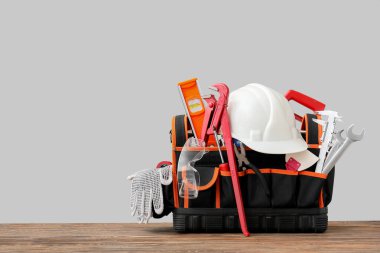 Gri arkaplan üzerinde inşaat araçları kümesi