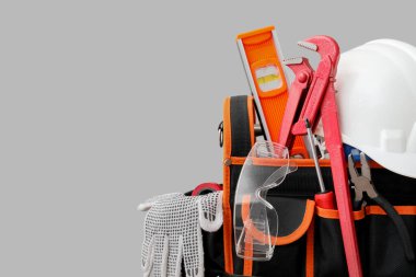 Gri arkaplanda inşaat araçları