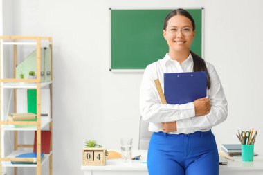 Sınıfta Asyalı bayan öğretmen