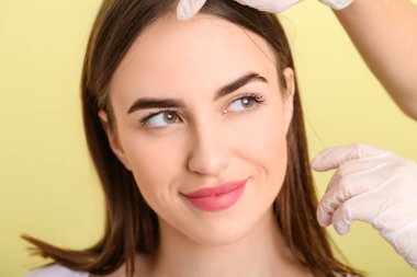 Kaş düzeltme prosedüründen geçen genç bir kadın.