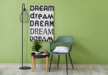 Sandalye, lamba ve odanın duvarının yanındaki masa.