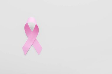 Açık arkaplanda pembe kurdele. Göğüs kanseri farkındalığı konsepti