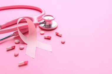 Pembe kurdele, ilaç ve steteskop. Göğüs kanseri farkındalığı konsepti